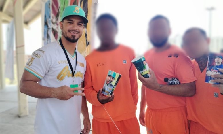 Inspiran Bravos de León a internos de Ceprereso con visita