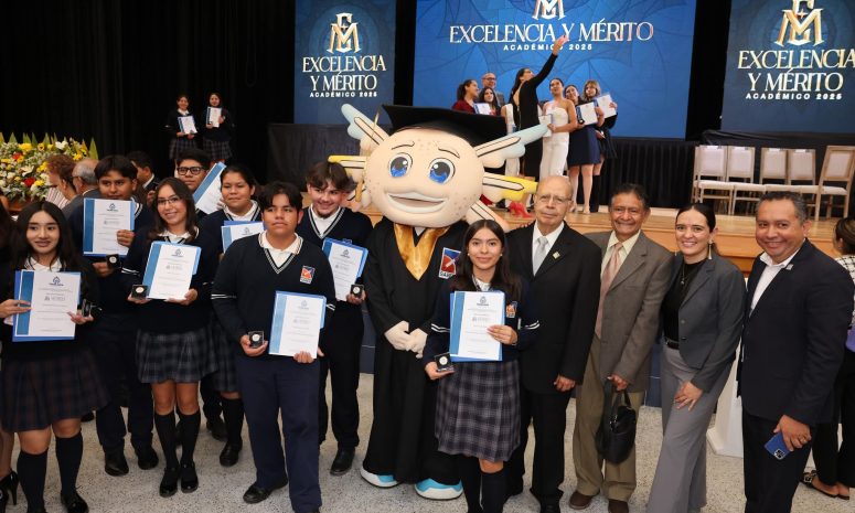 Reconocen a alumnos de excelencia académica del SABES