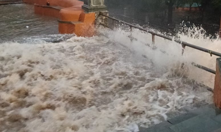 Causan inundaciones fuertes lluvias en Guanajuato capital