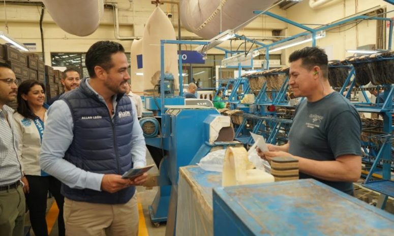 Llevan feria de servicios a más de mil 400 trabajadores en León