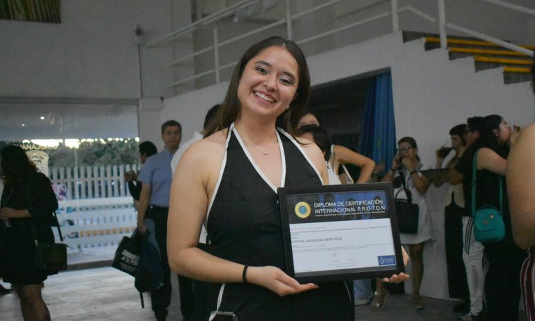 Entregaron certificación internacional 104 jóvenes de León
