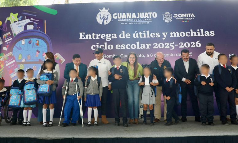 Entrega Libia Dennise mochilas y útiles escolares a alumnos de primaria