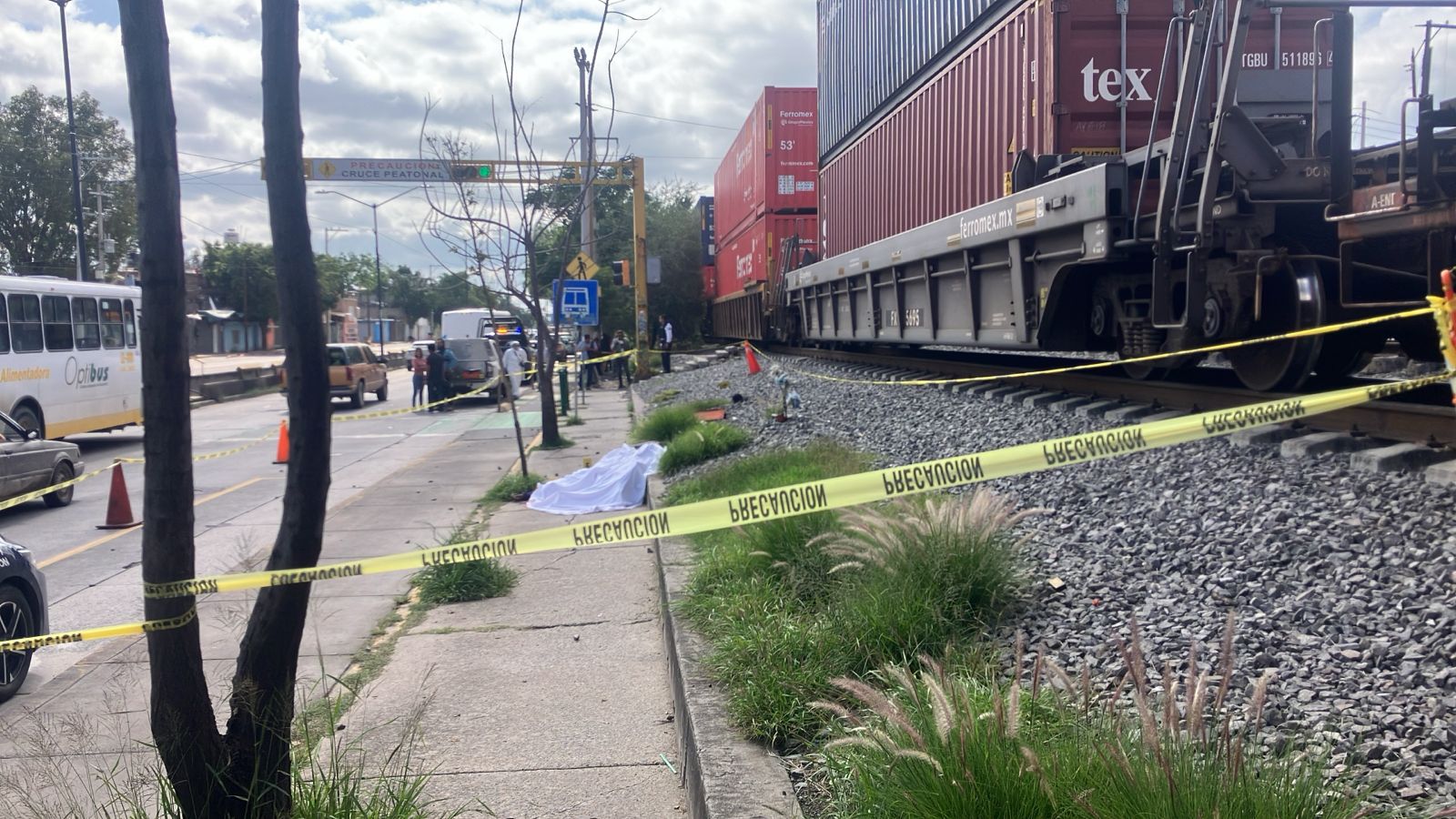 Muere adulto mayor al intentar ganarle el paso al tren en León ...