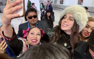 Fatima Bosch llega a Newark tras ser coronada Miss Universo 2025