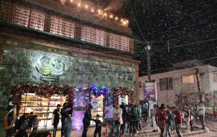 Panificadora Lirio regala nieve artificial a niñas y niños en Acámbaro