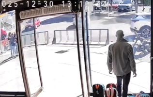 Confunde freno con acelerador y se impacta camioneta contra Home Depot en Centro Max