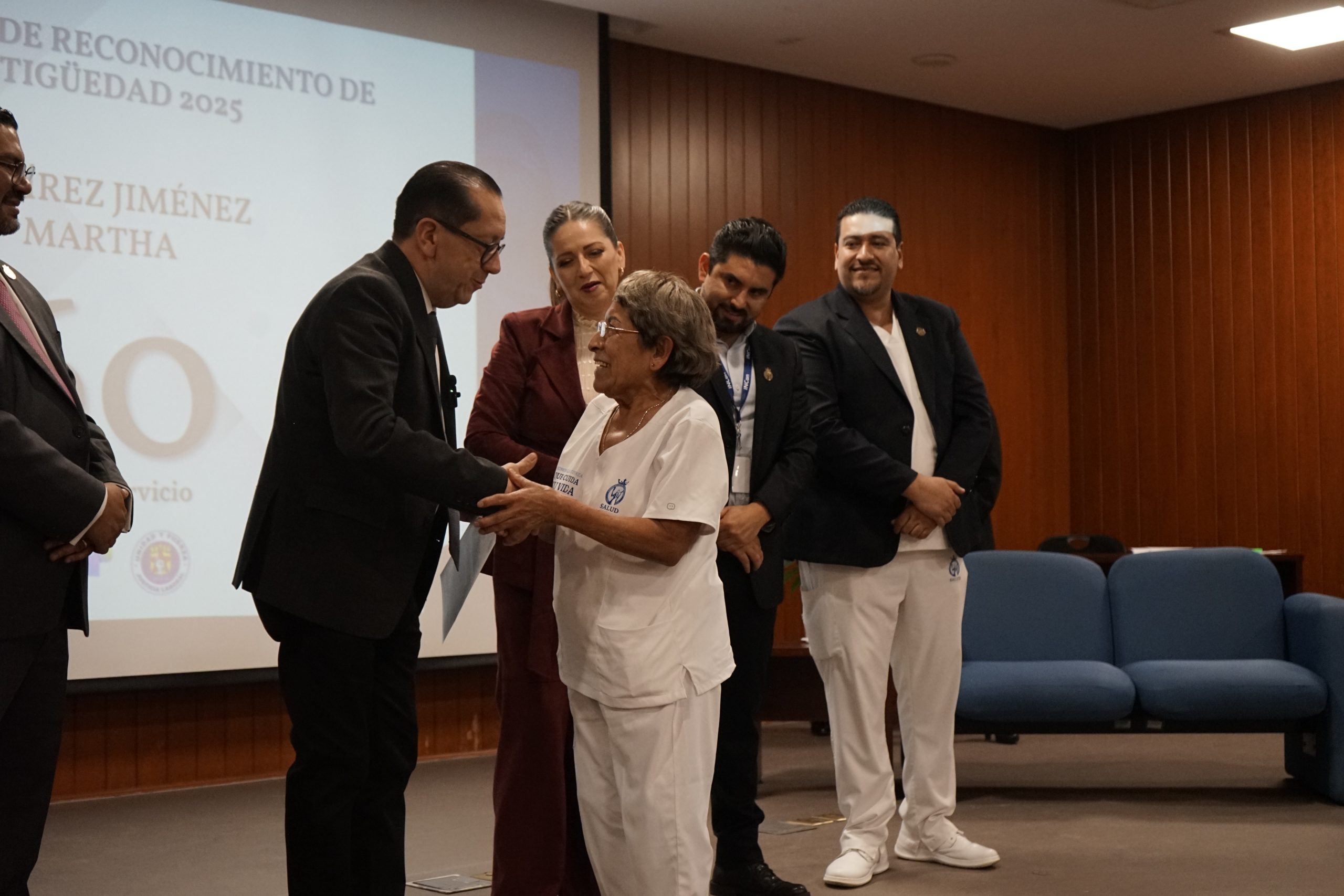 Reconocen a profesionales de la salud por su trayectoria en León ...