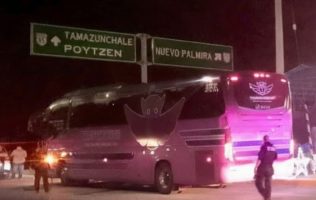 Atacan a balazos autobús turístico en carretera Valles-Tamazunchale SLP