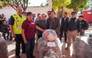 Entrega cobijas el alcalde de Celaya