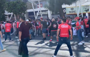 Barras de Irapuato y Chivas se enfrentaron afuera del Estadio Sergio León Chávez previo al partido; policía intervino y no hubo lesionados