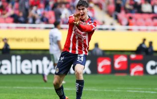 Chivas mantiene paso perfecto y vence 2-1 a Querétaro
