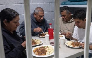 Sirven cena de Año Nuevo a detenidos por faltas administrativas en León