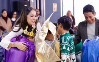 Celebra Gobernadora Día de Reyes con niñas y niños en Irapuato y asiste a cambio de mando militar