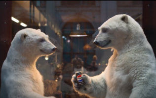Pepsi revive rivalidad con Coca-Cola al usar al oso polar en campaña del Super Bowl