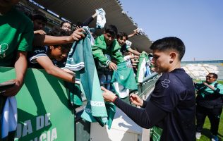 Abre Club León entrenamiento de Reyes y convoca a miles en el Estadio Nou Camp
