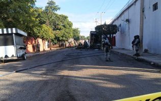 Atacan a balazos casino Circos y queman tráiler con tragamonedas en Culiacán