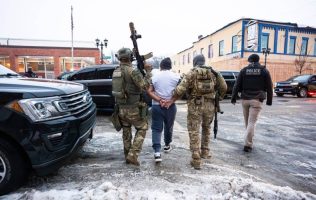 Frena juez federal deportación de niño ecuatoriano detenido en Minnesota