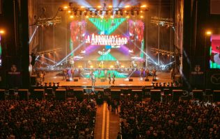 Arrolladora en Foro Mazda