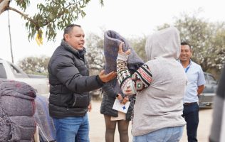 Desarrollo Social entrega cobijas en San Luis Potosí