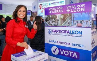 Emite Ale Gutiérrez su voto en jornada presencial de Participa León 2026