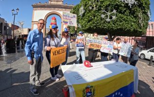Marchan en León contra posible intervención de Estados Unidos en Venezuela