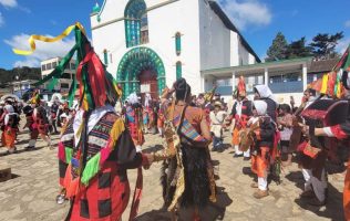 Inician indígenas tsotsiles el Carnaval K’in Tajimoltic en San Juan Chamula
