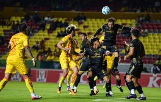 MORELIA, Mich., 28 de febrero de 2026.- De último minuto y tras un partido de escasas emociones en el Estadio Morelos, Atlético Morelia se apoderó momentáneamente del liderato general del Torneo Clausura 2026, al vencer 1-0 a su similar de Atlético La Paz, en duelo correspondiente a la jornada 8 de la Liga de Expansión Mx. En los primeros 45 minutos, cuando parecía que explotaría el partido, Brian Figueroa se encontró con un rebote cedido por el guardameta Gil Alcalá, sin embargo, su disparo que terminó en las redes fue anulado por fuera de lugar. Tratándose de un partido más que fastidioso para la afición por escasas jugadas de peligro, en el graderío comenzaba por agotarse la paciencia con abucheos y con el grito homofóbico prohibido por la FIFA. En la segunda mitad, fue hasta el último minuto cuando Arturo Palma fue derribado dentro del área en una jugada que el silbante Rafael Heras, no la dudó y la sancionó como tiro penal. El texto original de este artículo fue publicado por la Agencia Quadratín en la siguiente dirección: https://www.quadratin.com.mx/deportes/trepa-atletico-morelia-al-liderato-tras-vencer-a-la-paz/ Este contenido se encuentra protegido por la ley. Si lo cita, por favor mencione la fuente y haga un enlace a la nota original de donde usted lo ha tomado. Agencia Quadratín. Todos los Derechos Reservados © 2025.