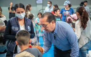 Guanajuato, Guanajuato; 18 de febrero de 2026.- La Secretaría de Salud informa que este fin de semana contará con la habilitación de 9 Macropuntos de vacunación en diferentes municipios. El secretario de salud, Gabriel Cortés Alcalá informó que la aplicación de dosis contra el sarampión se extiende ahora a 9 Macrocentros En Salamanca la Plaza Comercial Vía Alta será un Micropunto sábado y domingo de 8:00 a 20:00 horas. En el municipio de León la vacunación se realizará en MULZA Outlet del Calzado en boulevard Aeropuerto 843 Predio Santa Anita el sábado de 9:00 a 15 horas. Además, en el CAISES 20 de enero la vacunación también se estará implementando el sábado sobre la calle 20 de enero a un costado de lo que fue el Hospital General de León, aquí la vacunación se realizará de 9 a 19 horas. El CAISES Casa Blanca de León estará aplicando dosis de sarampión en la calle Joaquín Pardavé 213 en la colonia Casa Blanca de 9 a 19 horas el día 21 de febrero. En el Centro Nuevo Comienzo Benito Juárez en Irapuato también estará aplicando dosis el domingo 22 de febrero de 8 a 19 horas, este punto se encuentra sobre la Avenida Mariano J García 343 de la colonia Benito Juárez. En Celaya se estarán aplicando dosis el sábado en el Jardín Principal en la Tienda del Sol zona centro y en el parque Fundadores en las antiguas instalaciones de la Feria de Celaya en el boulevard Adolfo López Mateos. En ambos puntos se abren de 9 a 19 horas. Y finalmente en el municipio de San Francisco del Rincón el Macrocentro estará habilitado sobre el Jardín principal en la calle Madero zona centro de 9 a 19 horas el sábado 21 de febrero. Guanajuato se mantiene en el penúltimo lugar nacional con el menor número de casos confirmados. Bajo esta dinámica el Gobierno de la Gente que encabeza la Gobernadora Libia Dennise García Muñoz Ledo apuesta por continuar la política de inmunización como la mejor estrategia efectiva contra este virus. El secretario de salud explicó que la dosis cero se aplicaría a niños y niñas de 6 a 11 meses de edad cumplidos, únicamente en casos de transmisión comunitaria del virus, dicha dosis no cuenta como parte del esquema básico. La vacunación se centra en menores de 1 a 9 años de edad de la siguiente manera: La primera dosis se debe aplicar a los 12 meses de edad cumplidos y un refuerzo a los 18 meses y 6 años de edad (si nació antes de julio de 2020). Es importante revisar la Cartilla de Vacunación en caso de no contar con el esquema completo es importante aplicar una dosis de refuerzo. La vacuna contra el sarampión se debe aplicar a personas de 10 a 49 años de edad en caso de no haber recibido ninguna dosis durante la infancia o si el esquema está incompleto. Y está contraindicada a mujeres embarazadas, de ahí la importancia de verificar que antes haya sido vacunada. Además, los mayores de 50 años es importante que sepan que antes de los años 70s había una alta circulación del virus por lo que es muy probable que quienes pertenecen a este grupo etario se hayan enfermado o ya hayan sido vacunados, generando que porten inmunidad.