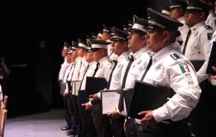 Ascienden a policías