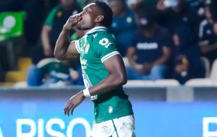 Vence León 2-1 a Santos en partido discreto en el Nou Camp