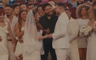 Convierte Bad Bunny show del Super Bowl en boda real