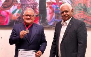ENTREGA Casa de Michoacán Medalla Melchor Ocampo a García Davish