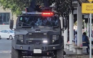 GUADALAJARA, Jal., 28 de febrero de 2026.- "El Estado se encuentra en calma y con sus actividades normales en marcha". Así lo aclara el Gobierno de Jalisco a través de sus redes sociales la tarde de este sábado. Esto, en respuesta a la información que ha circulado en una serie de cadenas de WhatsApp “sobre supuestos actos violentos". "El Gobierno de Jalisco invita a la población a no difundir cadenas de WhatsApp con información no verificada y, por el contrario, atender solamente información oficial en los canales institucionales", concluyen. Luego de la entrega del cuerpo Nemesio Oseguera, alias El Mencho, abatido el pasado 22 de febrero, ha circulado el rumor de que será trasladado al cementerio del Recinto de La Paz, en Zapopan, Jalisco. Aunque en el lugar existe un operativo de vigilancia por parte de las autoridades federales y estatales, esta información no ha sido confirmada. El texto original de este artículo fue publicado por la Agencia Quadratín en la siguiente dirección: https://jalisco.quadratin.com.mx/principal/jalisco-se-encuentra-en-calma-y-con-protocolos-de-seguridad-regulares/ Este contenido se encuentra protegido por la ley. Si lo cita, por favor mencione la fuente y haga un enlace a la nota original de donde usted lo ha tomado. Agencia Quadratín. Todos los Derechos Reservados © 2023.
