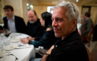 Vinculan a princesa heredera de Noruega con Jeffrey Epstein en archivos de EU