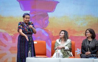Rigoberta Menchú dicta conferencia en la UAEMex por el Día de la Lengua Materna