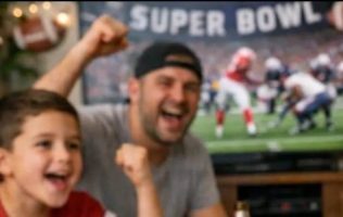 REVELA encuesta que Super Bowl atrae más por show que por el juego