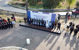 Silao de la Victoria, Gto. A 05 de febrero de 2026.- Con la participación de 215 autoridades municipales, educativas, padres de familia, alumnos, militares y de seguridad, se conmemoró el 109 Aniversario de la Constitución Política promulgada en 1917, descatando a J. Natividad Macias, como uno de los Constituyentes. La presidenta municipal Melanie Murillo Chávez resaltó la participación de José Natividad Macías como Constituyente para poder tener un documento que avala los derechos de las y los mexicanos y el orgullo de que sea silaoense al que se le recuerda con gran admiración. De igual manera, recordó a los hermanos José y Tomás Chávez Morado, también silaoenses, quienes destacaron en la pintura y escultura a nivel nacional e internacional. Agradeció la presencia de la directora, docentes y alumnos de la escuela J. Natividad Macias donde precisamente se encuentra un mural de los hermanos José y Tomás Chávez Morado, por participar en los honores e izamiento de bandera para conmemorar el 109 Aniversario de la Constitución Política de 1917. Estuvieron también presentes líderes sindicales de las secciones 13 y 45 de Educación. Maestros jubilados y directores de la administración municipal, así como padres de familia de la escuela J. Natividad Macías, asícomo la titular de la dirección de educación y cultura Graciela Arzola. La cronista de la ciudad Paola Trujillo, realizó una semblanza de cómo fue que se concretó el documento que hoy es la Constitución Política de 1917, señalando la participación de un silaoense en los Constituyentes. Recordó como el Congreso que se encargó de hacer la Constitución de 1917 en Querétaro, fue apoyado por el silaoense José Natividad Macías quien avaló las ideas de Carranza, primer jefe de la Revolución Constitucionalista.