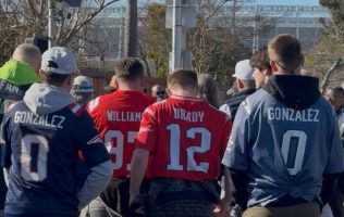 IMPONE Christian González su jersey previo al Super Bowl LX