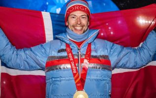 Rompe en llanto biatleta noruego tras ganar bronce olímpico y hace confesión personal