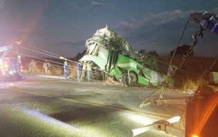 Concluyen labores tras volcadura en Tlalnepantla; saldo final es de 10 muertos y 31 heridos