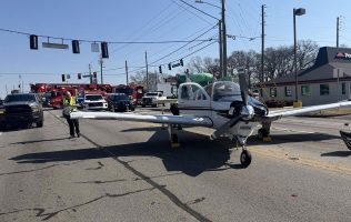 Realiza avión aterrizaje de emergencia en avenida de Georgia