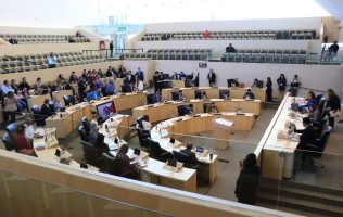 renuncias de diputados Tovar y Mende
