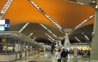 Deja cierre aéreo en Medio Oriente a pareja morelense varada en Malasia