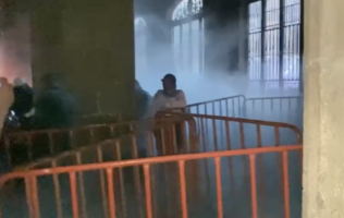 Un grupo de manifestantes retiró vallas metálicas en el perímetro del edificio del Gobierno capitalino, en las inmediaciones del Zócalo, durante la marcha del 8M