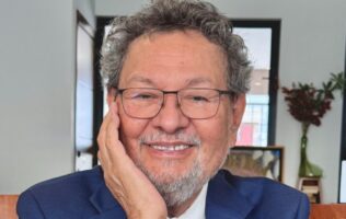 Reconoce UG a Élmer Mendoza con Premio Jorge Ibargüengoitia de Literatura