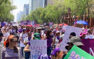 Persisten contingentes del 8M rumbo al Zócalo de la Ciudad de México