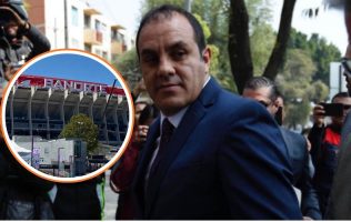 CIUDAD DE MÉXICO, 30 de marzo de 2026.- Luego de que se vio al diputado morenista Cuauhtémoc Blanco entrar al Estadio Banorte en una camioneta sin placas, el Secretario de Seguridad Ciudadana (SSC), Pablo Vázquez, informó que se realiza la investigación correspondiente para proceder con una sanción. “El tema de la falta de placas de la camioneta es algo que vamos a sancionar con todo rigor, es un tema que internamente se analizó y se giró la instrucción de que haya sanciones, independientemente de quien se trate”, respondió el funcionario ante la pregunta de Quadratín. Cuando se le preguntó a Vázquez Camacho por una fecha exacta en la que el legislador será sancionado respondió que, “se necesita tener la fragancia, no es inmediato pero podemos confirmar que se analiza el caso”. Sus declaraciones surgen luego de que la tarde del pasado sábado 28 de marzo se grabó cómo el legislador perteneciente a Morena entró al Estadio para disfrutar del encuentro amistoso entre México vs Portugal. Además de la falta de placas, llamó la atención que ingresó en vehículo, a pesar del protocolo de seguridad titulado Última Milla, que se implementó para que todos los asistentes entren a pie. Al respecto, el titular de la Secretaría de Seguridad justificó la acción al explicar que aquellas personas con boleto para los palcos del recién remodelado recinto, pueden entrar con su automóvil. El texto original de este artículo fue publicado por la Agencia Quadratín en la siguiente dirección: https://mexico.quadratin.com.mx/sancionara-ssc-a-cuauhtemoc-blanco-por-auto-sin-placas-en-el-banorte/ Este contenido se encuentra protegido por la ley. Si lo cita, por favor mencione la fuente y haga un enlace a la nota original de donde usted lo ha tomado. Agencia Quadratín. Todos los Derechos Reservados © 2025.