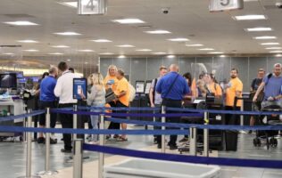 Advierte Casa Blanca retrasos en aeropuertos por cierre del DHS