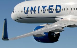 Reduce United Airlines vuelos por alza en precios del combustible