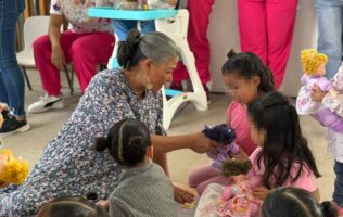 Entregan adultas mayores muñecas a niñas del CADI en Silao